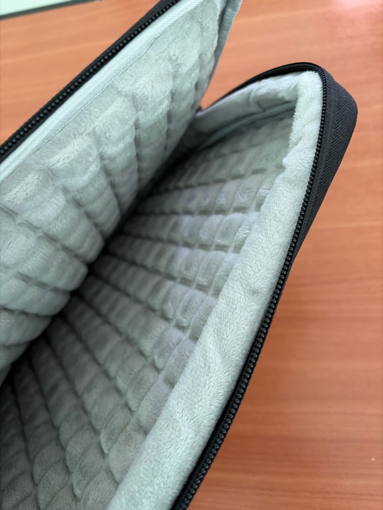 Husa de Protectie si Transport Laptop / Tableta de 14 Inch, Dasbo®, Impermeabila, Rezistenta la socuri, Fermoar rezistent, cu Burete moale impotriva socurilor, Colturi intarite, Compatibila Universal, Negru