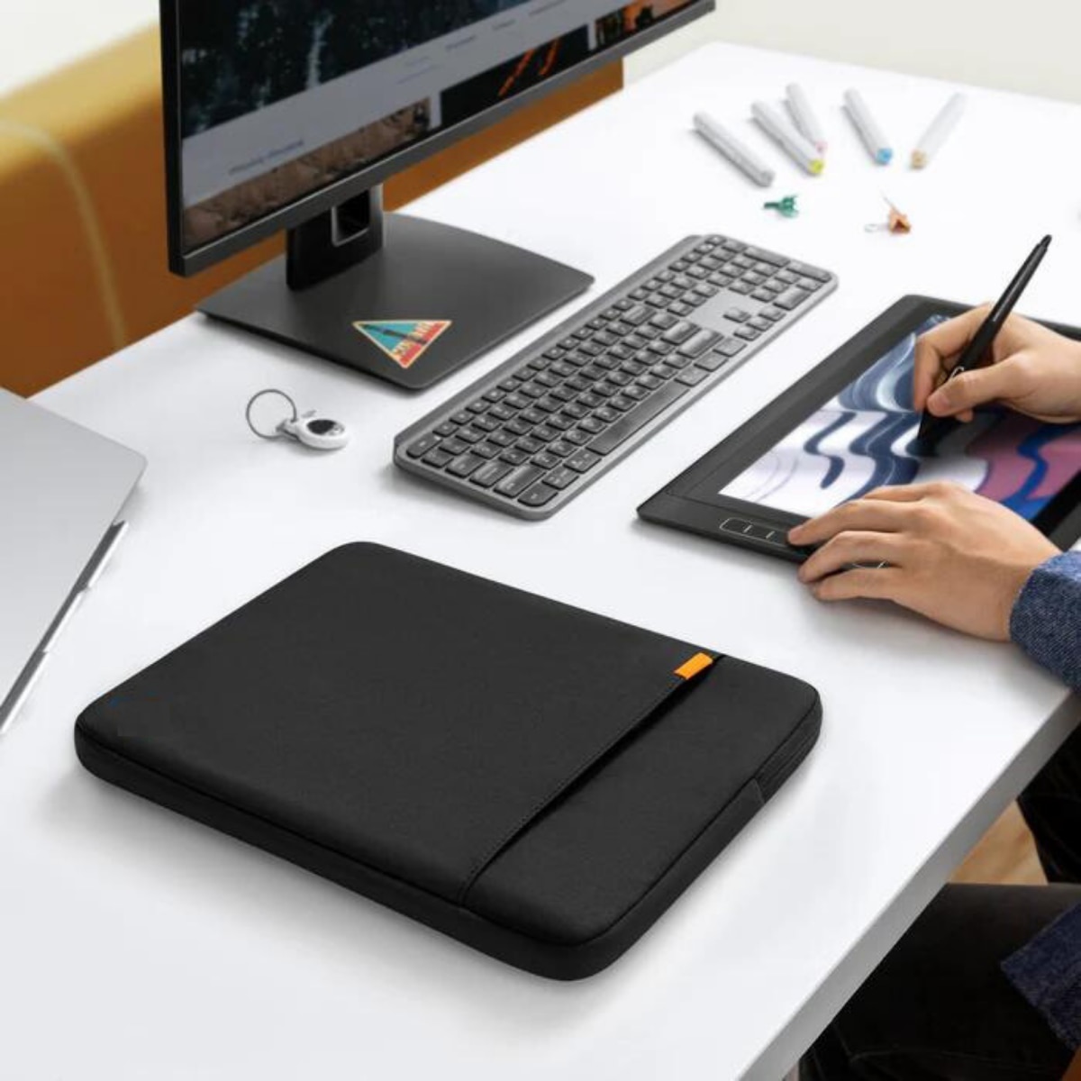 Husa de Protectie si Transport Laptop / Tableta de 14 Inch, Dasbo®, Impermeabila, Rezistenta la socuri, Fermoar rezistent, cu Burete moale impotriva socurilor, Colturi intarite, Compatibila Universal, Negru