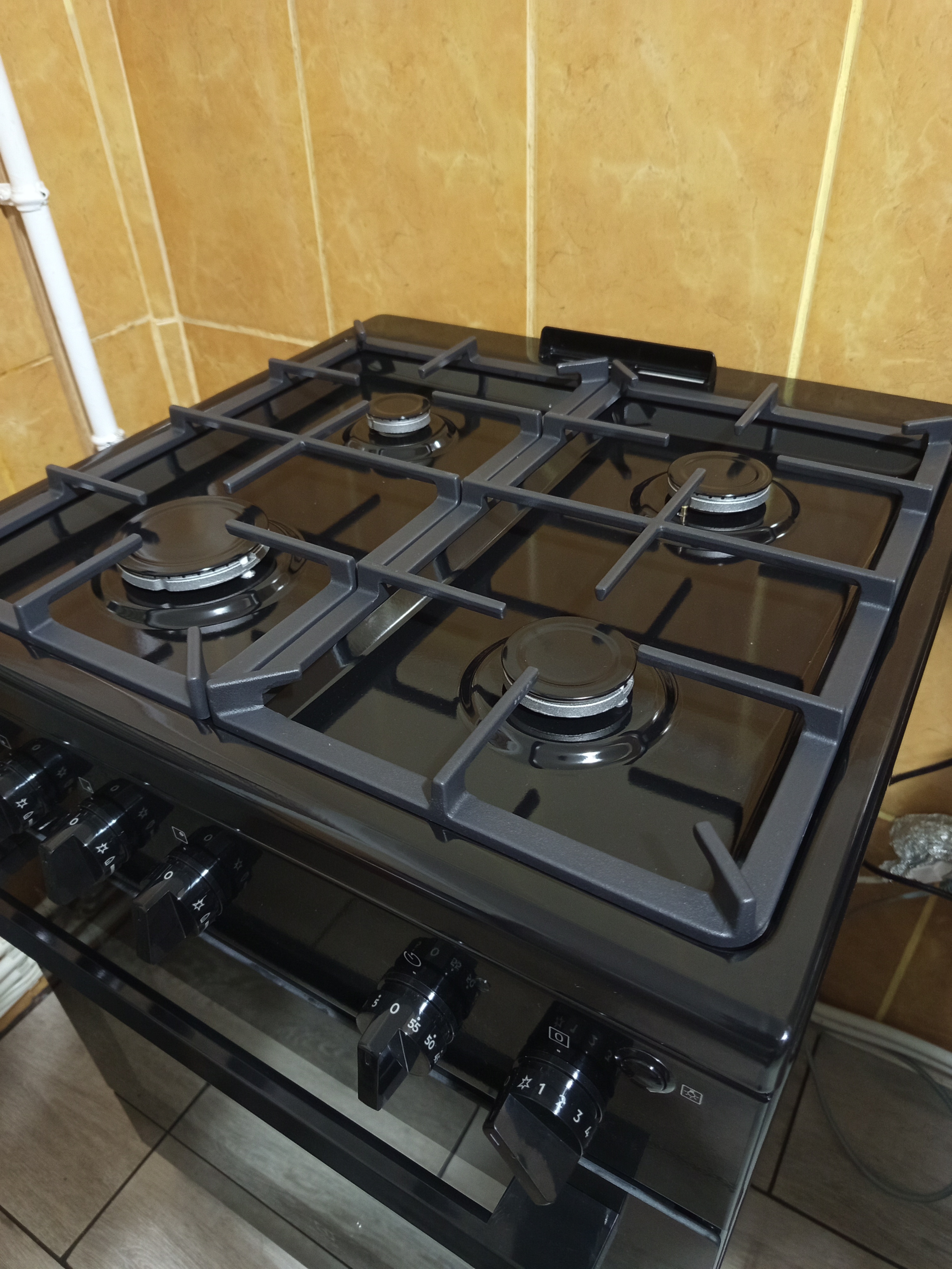 Aragaz Electrolux LKG604013X, Gaz, 4 arzatoare, Aprindere integrata plita si cuptor, Siguranta plita si cuptor, Autocuratare catalitica, Grill electric, Rotisor, Clasa A, 60 cm, Inox antiamprenta