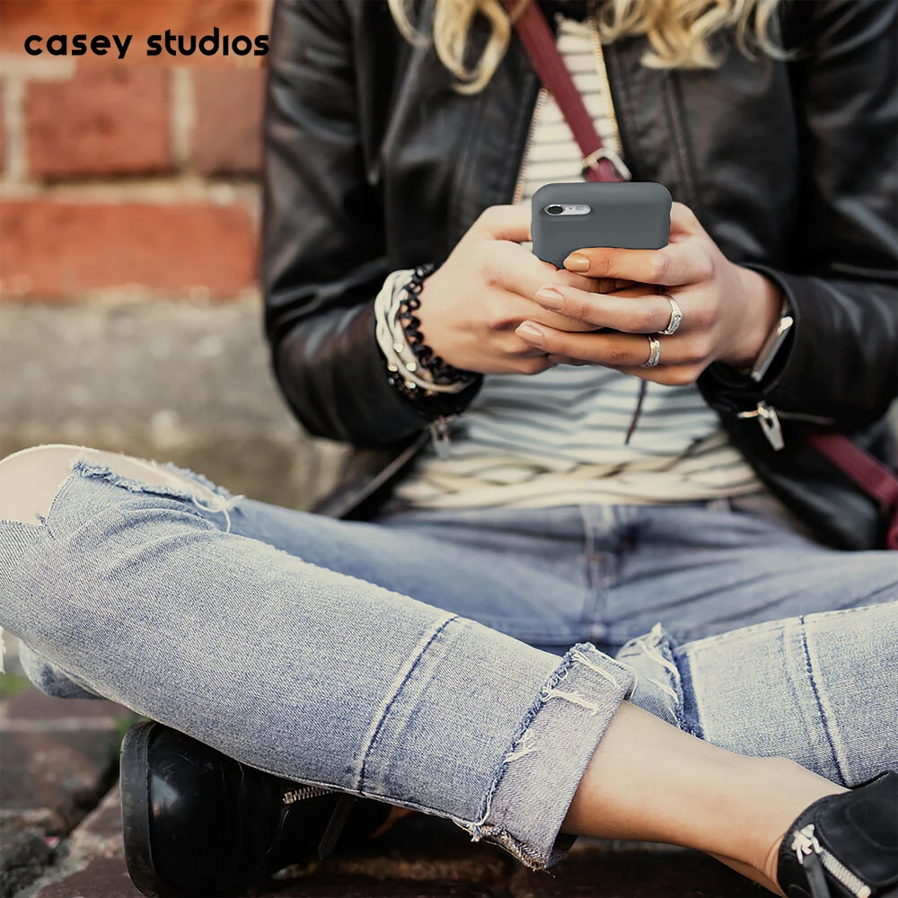 Husa CASEY STUDIOS™ compatibila cu iPhone 7 / 8 / SE 2 / SE 2020 / SE 3 2022, Soft Silicone Premium, Microfibra in Interior, Dark Gray, de Protectie, Ultra Slim, pentru Incarcare Wireless, Margini Ridicate de Protectia Ecranului si a Camerelor