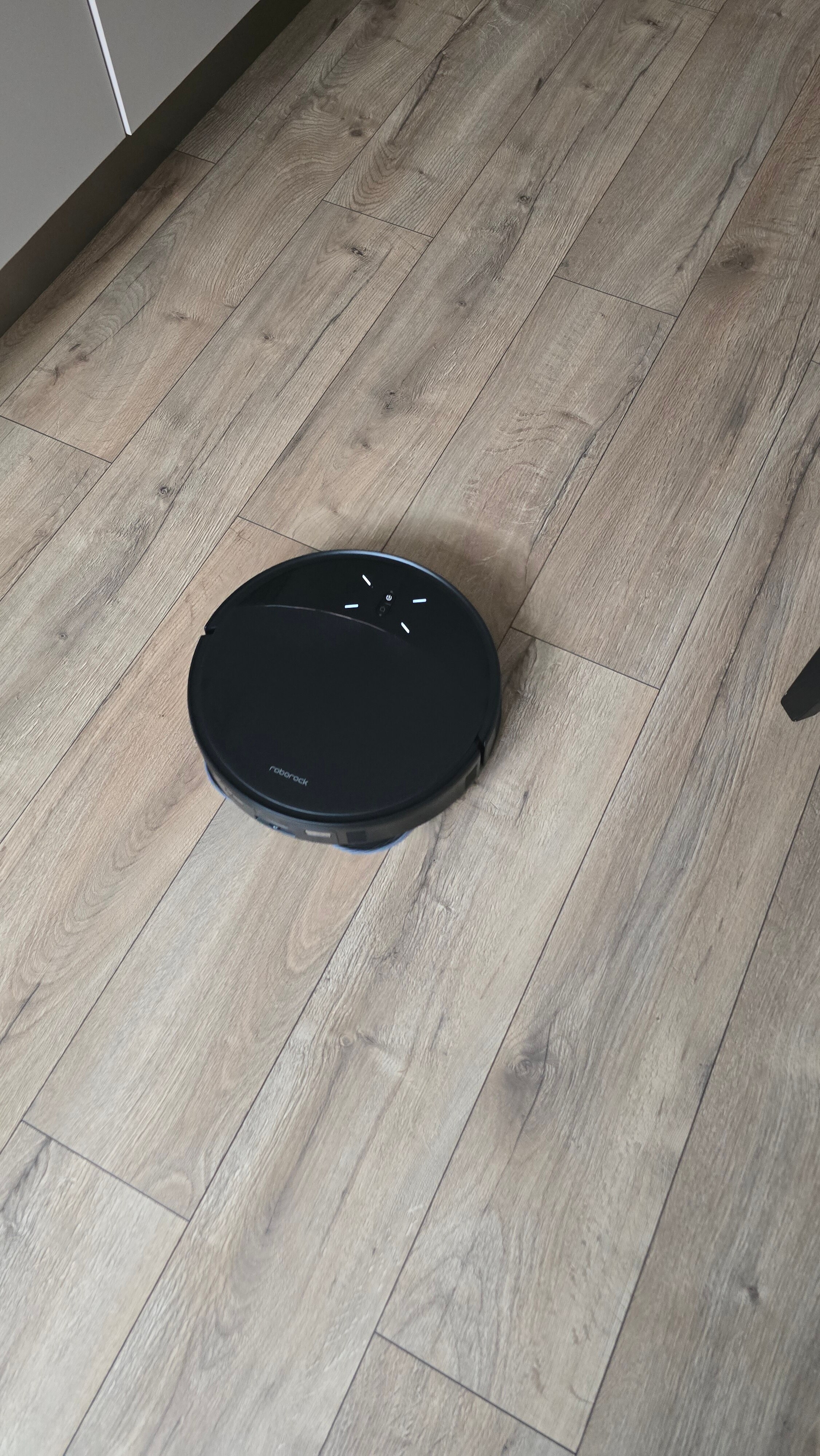 Robot de aspirare Roborock Saros 10R, statie de andocare multifunctionala 10-in-1, aspirator, mop si statie inteligenta cu golire automata, sistem autonom StarSight 2.0, mapare 3D, Lidar, negru
