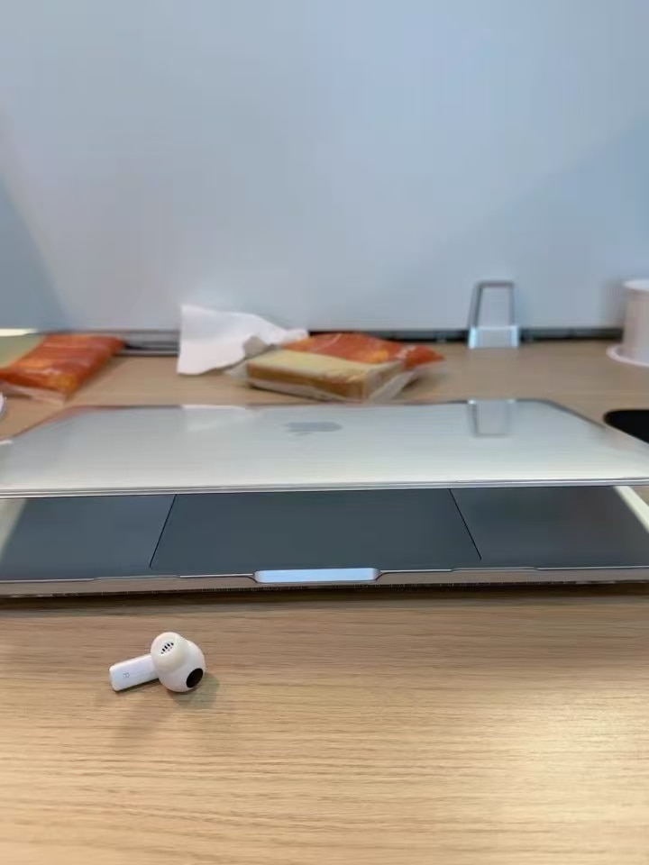 EXCITAT® Husa transparenta rigida pentru MacBook Air 13.6" (modele A2681/A3113/A3240, versiunile M2/M3/M4 2022-2024) - Set inclusiv husa transparenta, folie pentru tastatura (layout european), protectie ecran, compatibil cu Touch ID