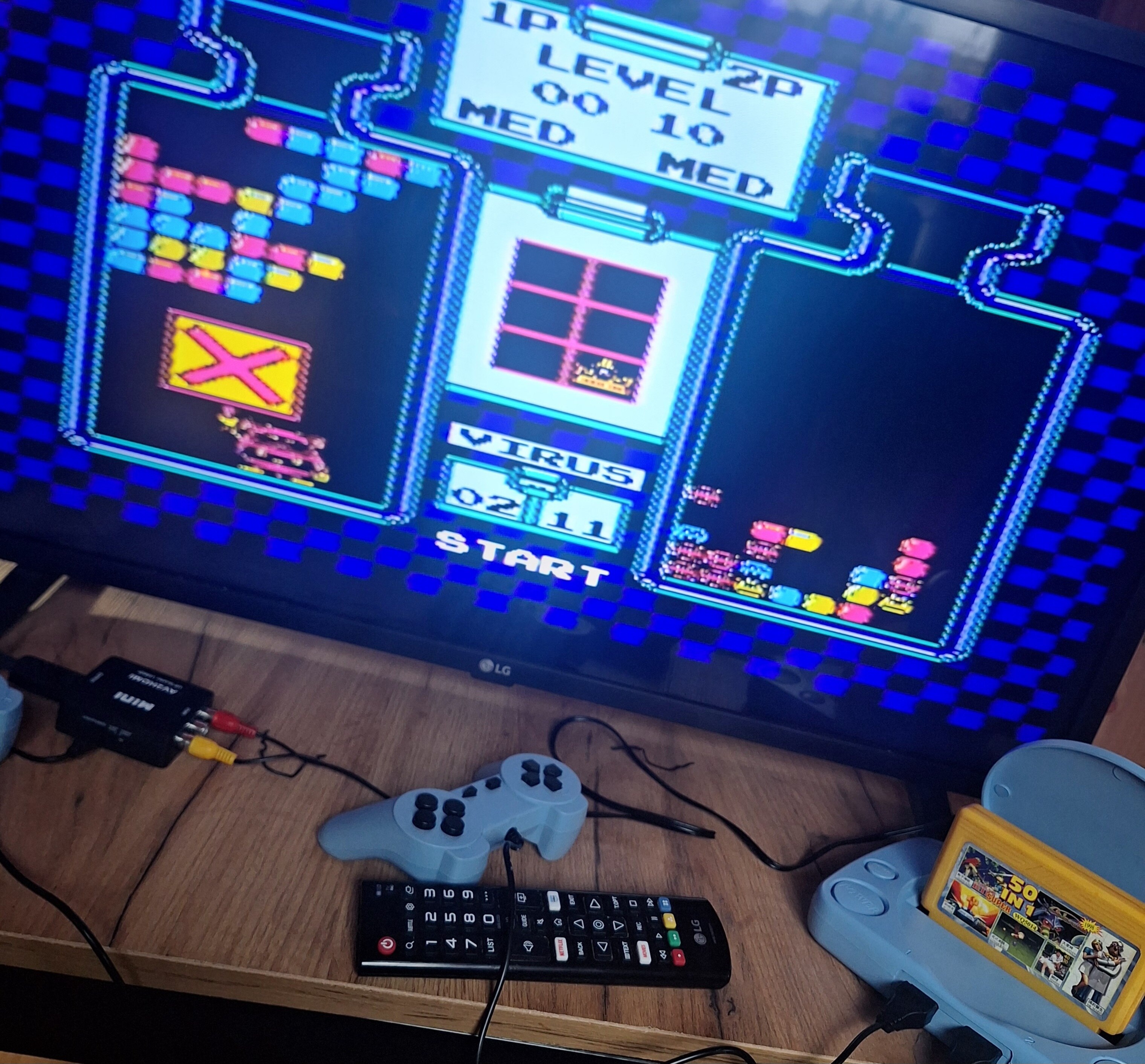 Consola de jocuri video OneTech Retro, Super Mario Bros Game, Model Nou, 2x Joystick, Pistol, Alb