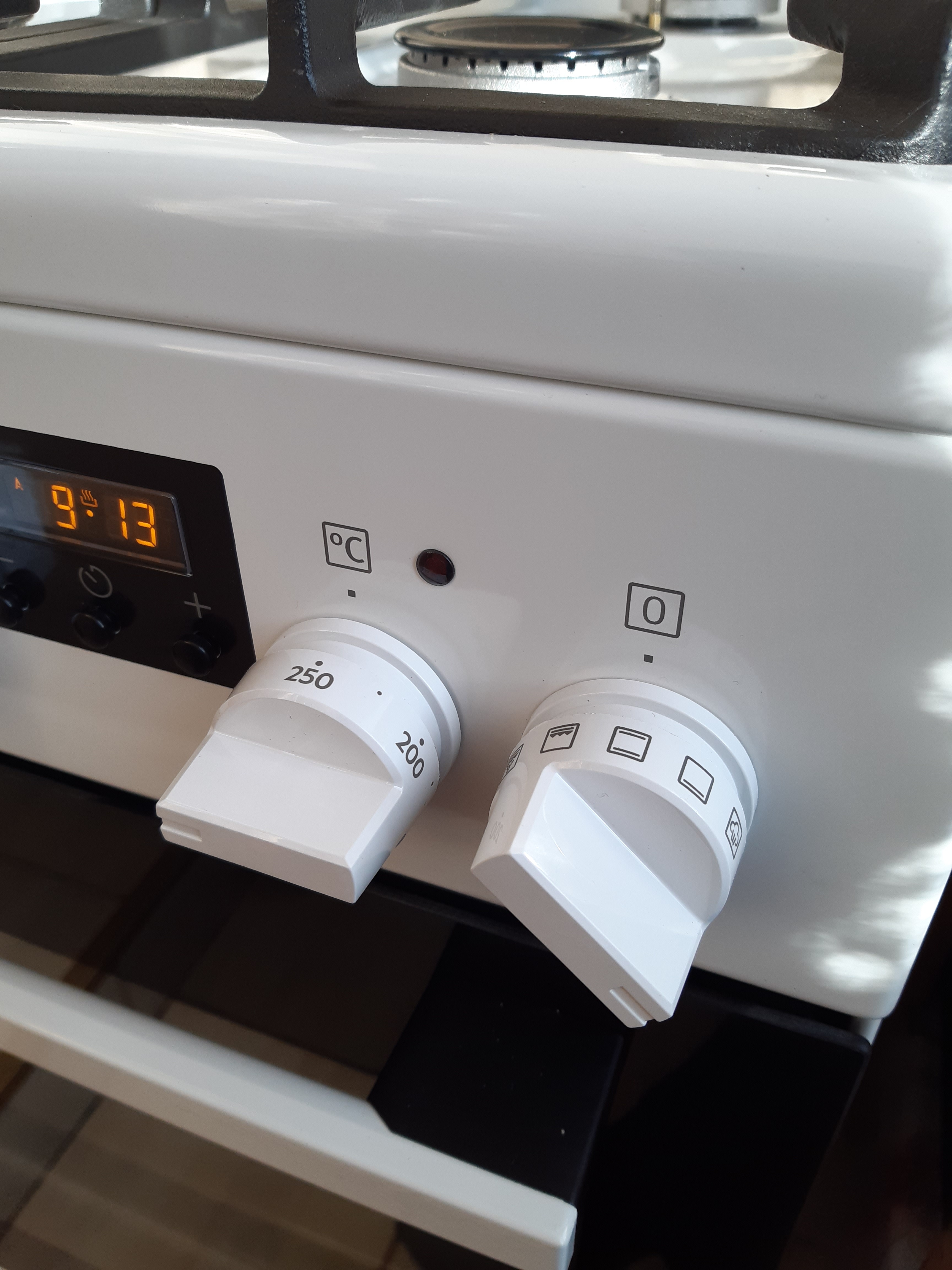 Aragaz AEG CKB56490BM, Mixt, 4 arzatoare , Siguranta plita, Aprindere integrata, Gratare fonta, Cuptor electric, SteamBake, AirFry, Timer, Grill electric, Clasa A, 50 cm, Inox