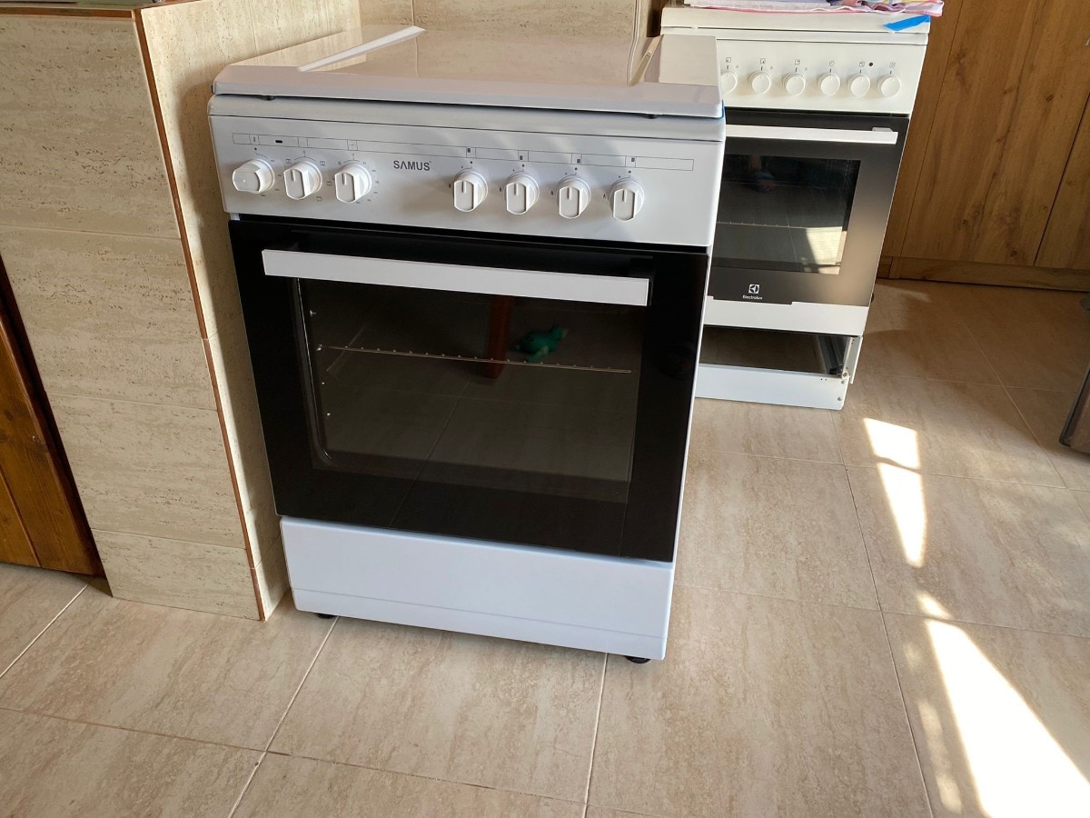 Aragaz Samus SM662AENS WHITE, 4 arzatoare, cuptor electric, 1 arzator WOK, aprindere electrica, grill, timer mecanic, capac metalic, alb