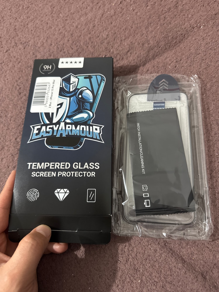Set 2 x Folie Sticla pentru iPhone 15 Pro Max, cu Kit Montaj Automat pentru Aplicare Usoara si Rapida, Fara Bule, Margini Negre, Rezistenta la Socuri (9H), EasyArmour