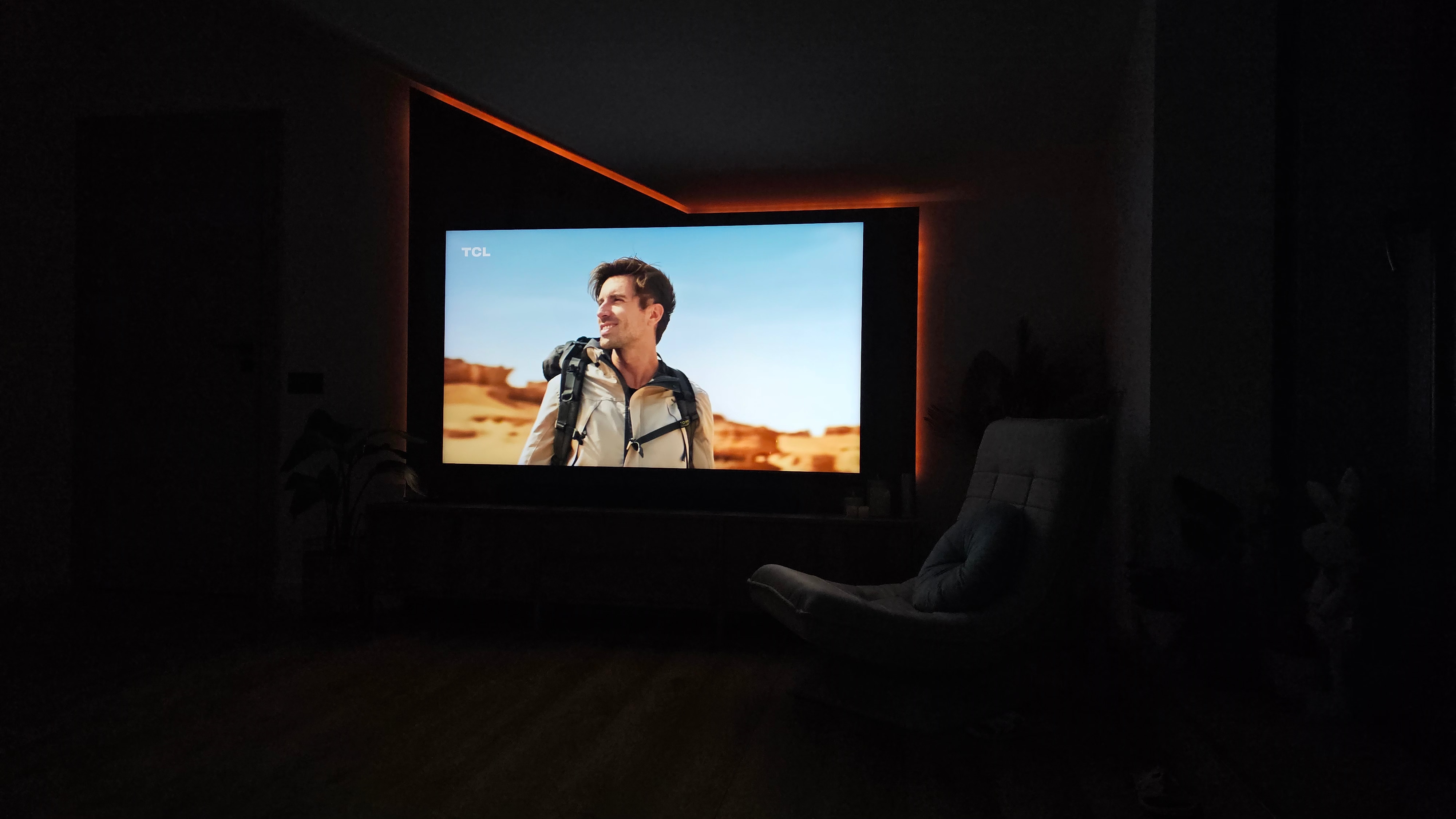 Televizor TCL QD-MiniLed 85C8K, 214 cm, Smart Google TV, 4K Ultra HD, 100Hz, Sunet Bang & Olufsen, Clasa E (Model 2025)