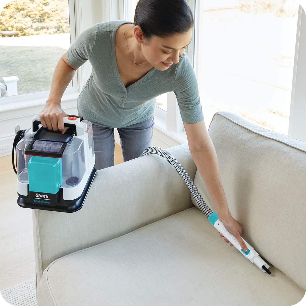 Aspirator cu spalare Shark StainStriker HairPro Pet PX250EUT, 450W, rezervor apa/detergent 1.2L, rezervor apa murdara 0.72L, 5 accesorii pete, 2 HairExtractor anti-incalcare par, solutii CarpetXpert & OXY Multiplier, Self-Clean, raza 5.7m, roz