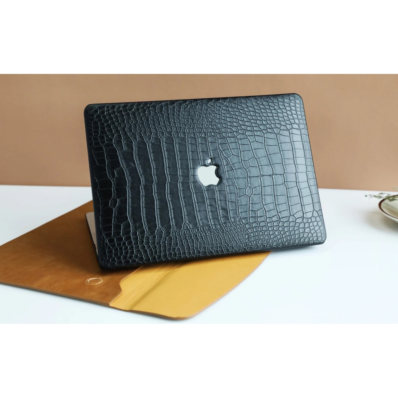 Carcasa premium din piele ecologica textura crocodil pentru MacBook Pro 14 (2021/2022/2023/2024/2025) (M5/M4/M3/M2/M1 Pro Max) (A3434/A3112/A3185/A3401/A2918/A2992/A2779/A2442), Husa eleganta slim, protectie laptop, stil business, Negru