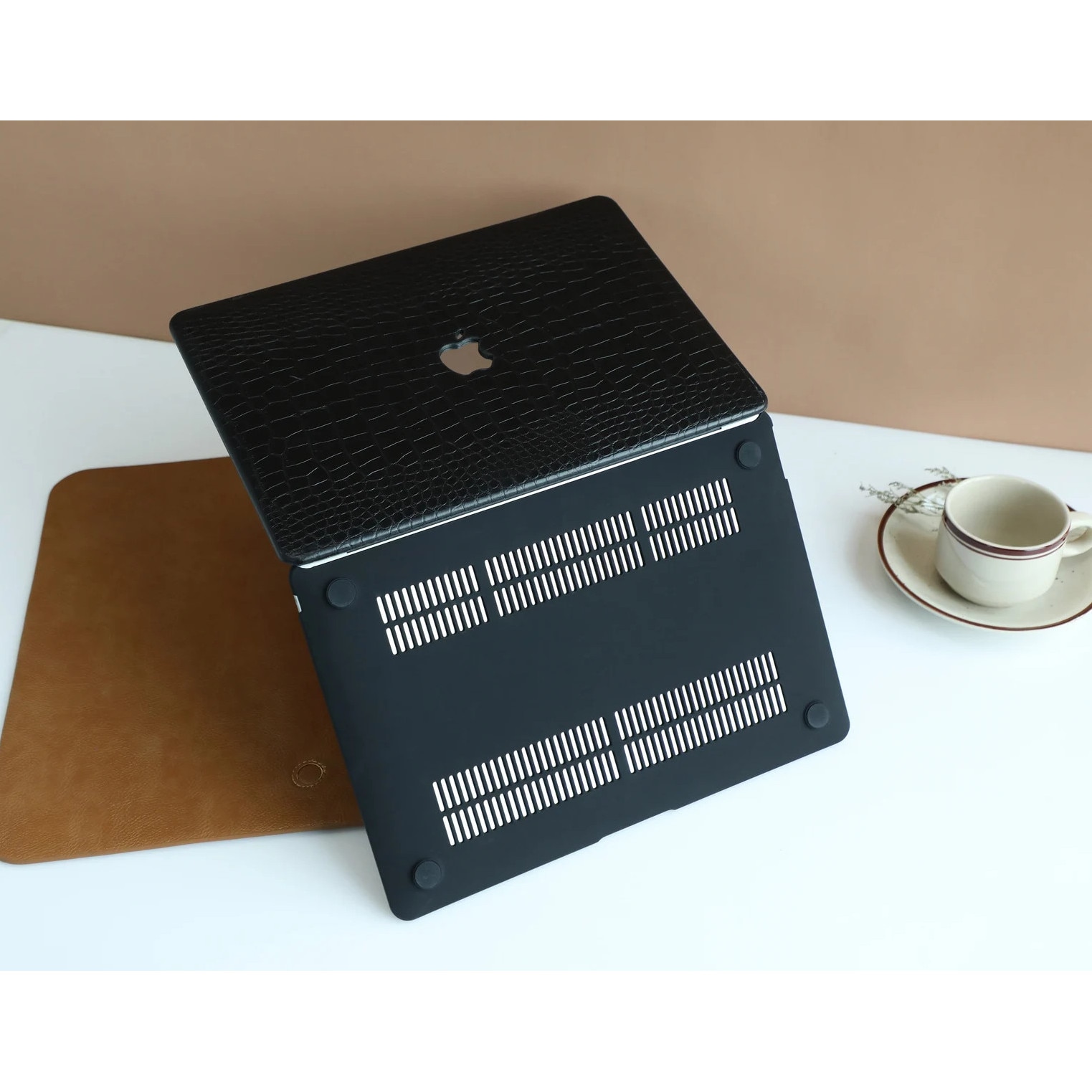 Carcasa premium din piele ecologica textura crocodil pentru MacBook Pro 14 (2021/2022/2023/2024/2025) (M5/M4/M3/M2/M1 Pro Max) (A3434/A3112/A3185/A3401/A2918/A2992/A2779/A2442), Husa eleganta slim, protectie laptop, stil business, Negru