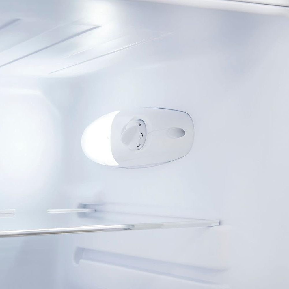 Frigider retro Exquisit, capacitate totala 206 litri, H 146.5 cm, congelator 4 stele, compartiment pentru fructe/legume, 4 rafturi din sticla, iluminat interior LED, control mecanic de temperatura, dezghetare manuala, picioare ajustabile, crem