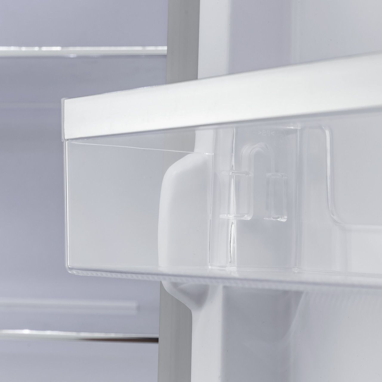 Frigider retro Exquisit, capacitate totala 206 litri, H 146.5 cm, congelator 4 stele, compartiment pentru fructe/legume, 4 rafturi din sticla, iluminat interior LED, control mecanic de temperatura, dezghetare manuala, picioare ajustabile, crem