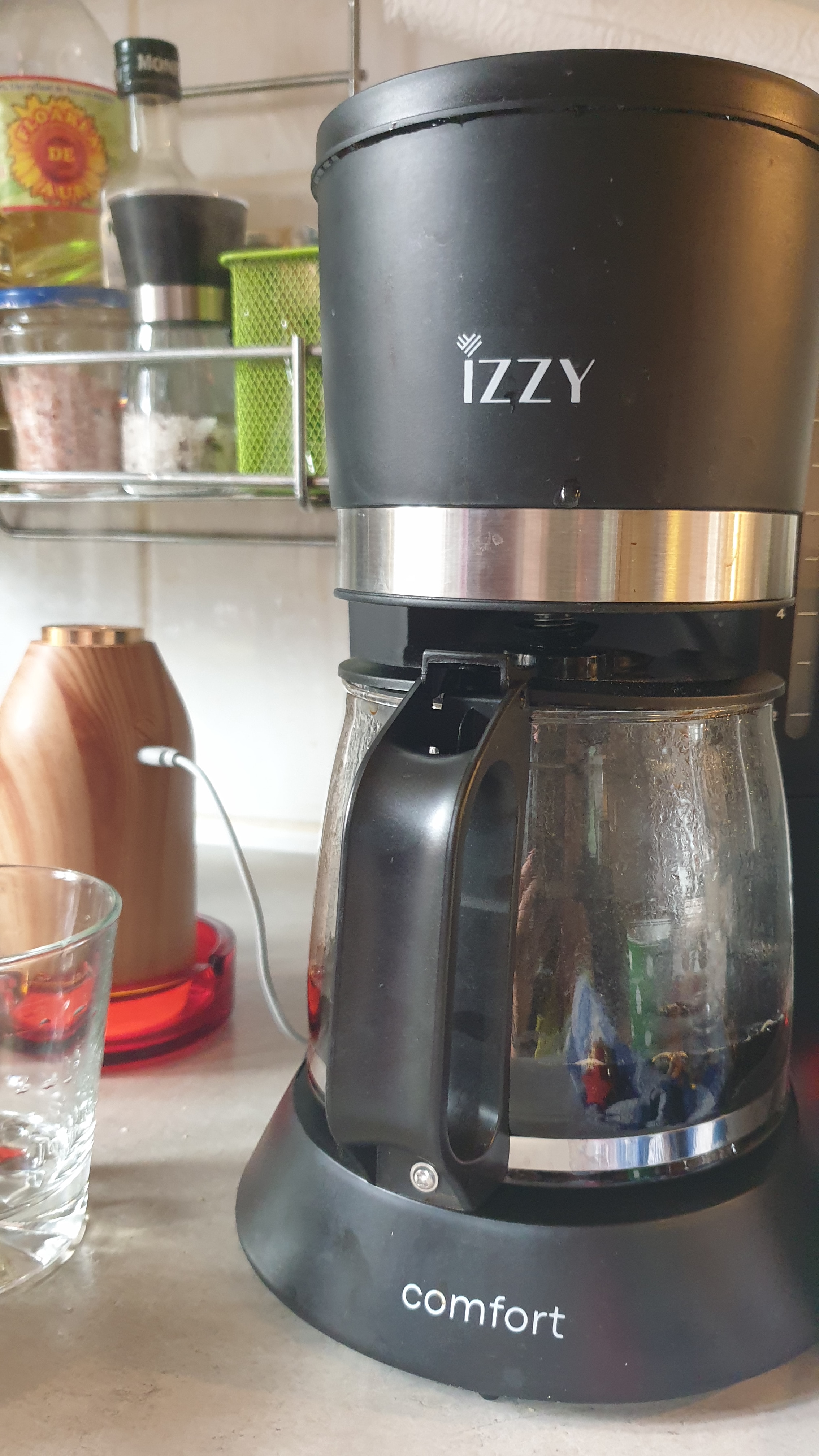 Filtru de cafea Milano, Izzy, tehnologie aroma control, 1.5 L, 1000 W, negru/rosu