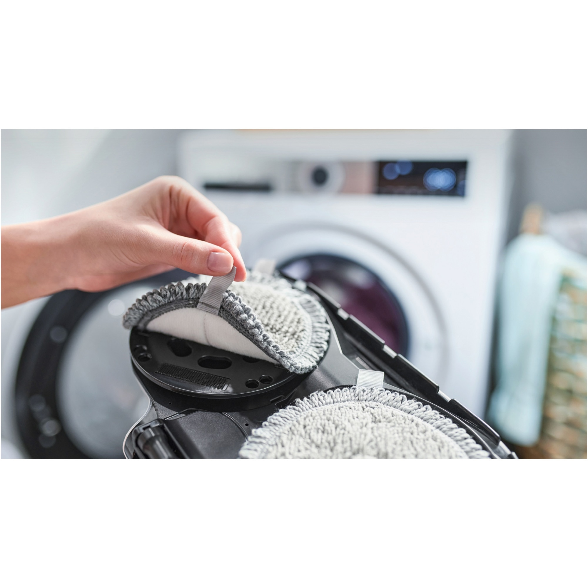 Aspirator vertical Bosch Unlimited 7 ProHygienic Aqua BCS71HYG1, baterie 3 Ah, 3 trepte de putere; Perie AllFloor DynamicPower cu LED-uri, 2in1 DynamicAqua Mop, rezervor apa pentru stergere pana la 50m2, Alb