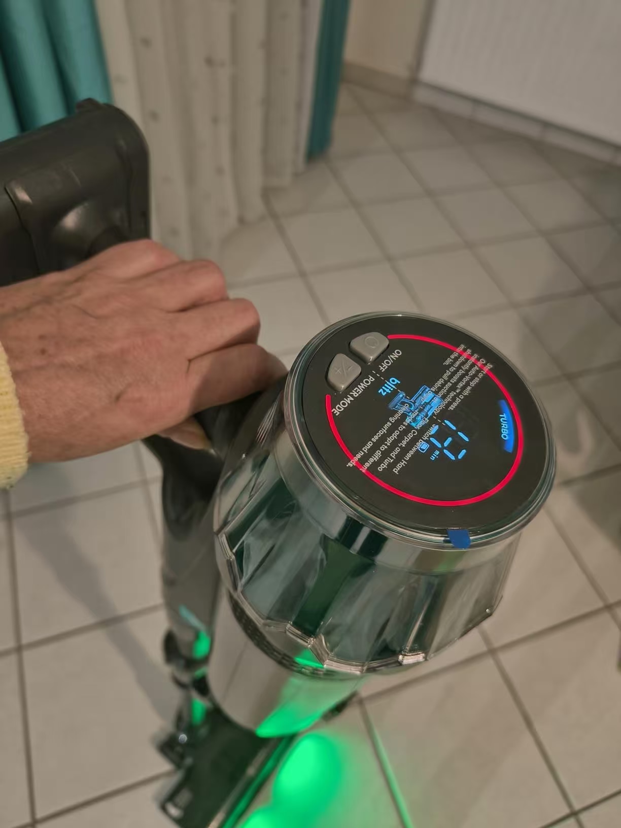 Aspirator vertical Vactidy V15 MAX, alimentare pe baterii, capacitate colectare 1.5 L