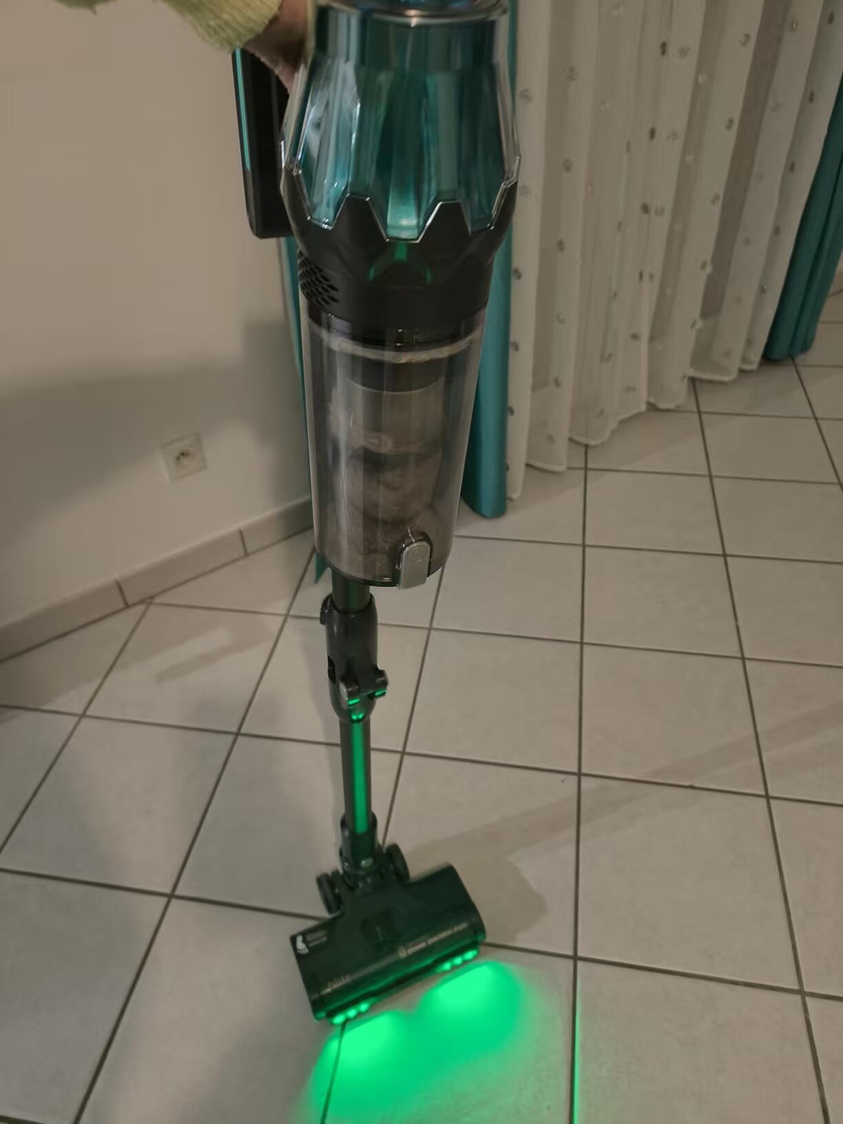 Aspirator vertical Vactidy V15 MAX, alimentare pe baterii, capacitate colectare 1.5 L
