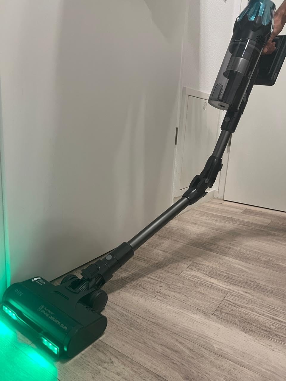 Aspirator vertical Vactidy V15 MAX, alimentare pe baterii, capacitate colectare 1.5 L