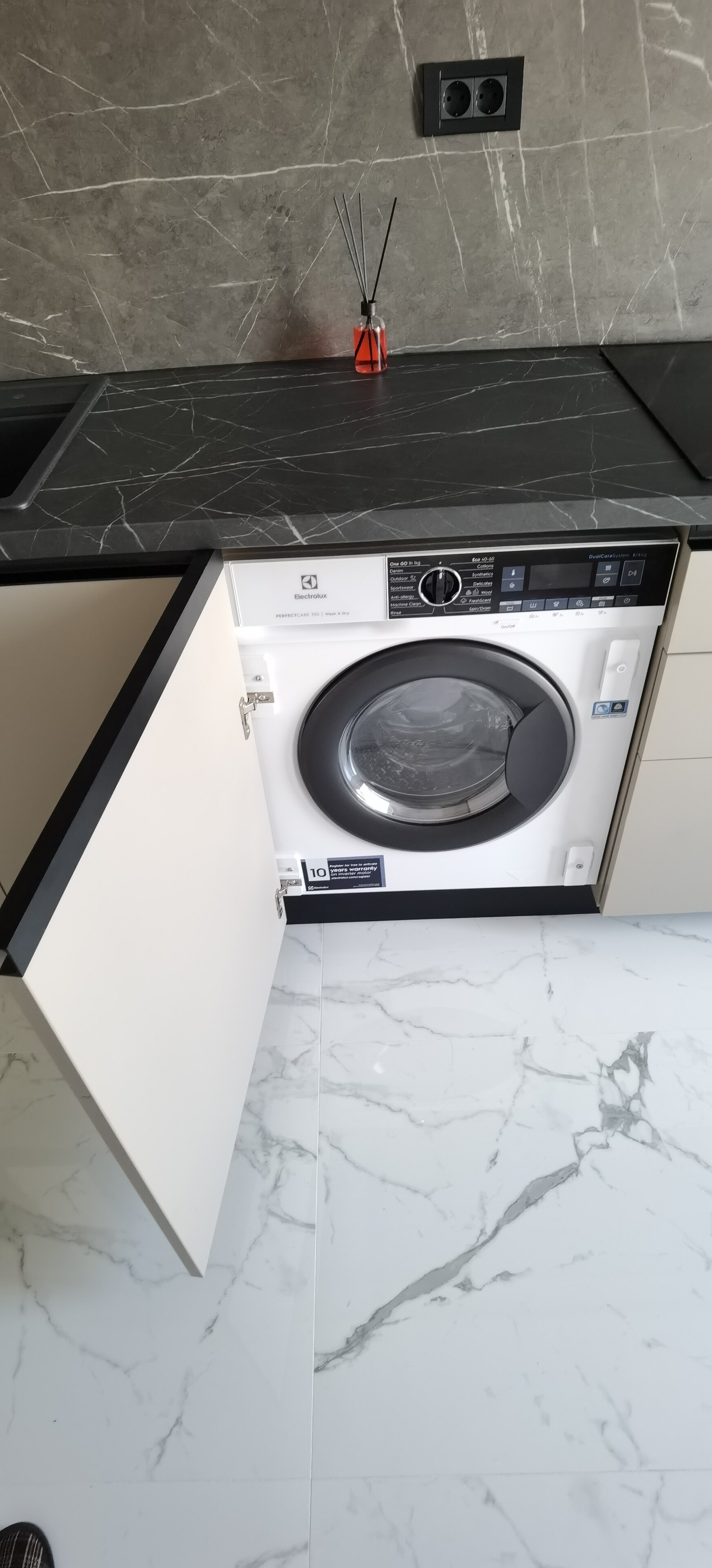 Masina de spalat rufe cu uscator incorporabila Electrolux EW7W368SI, Spalare 8 kg, Uscare 4 kg, 1550 RPM. Clasa B, PerfectCare700, DualCare, SensiCare, SteamCare, Display LCD, Alb