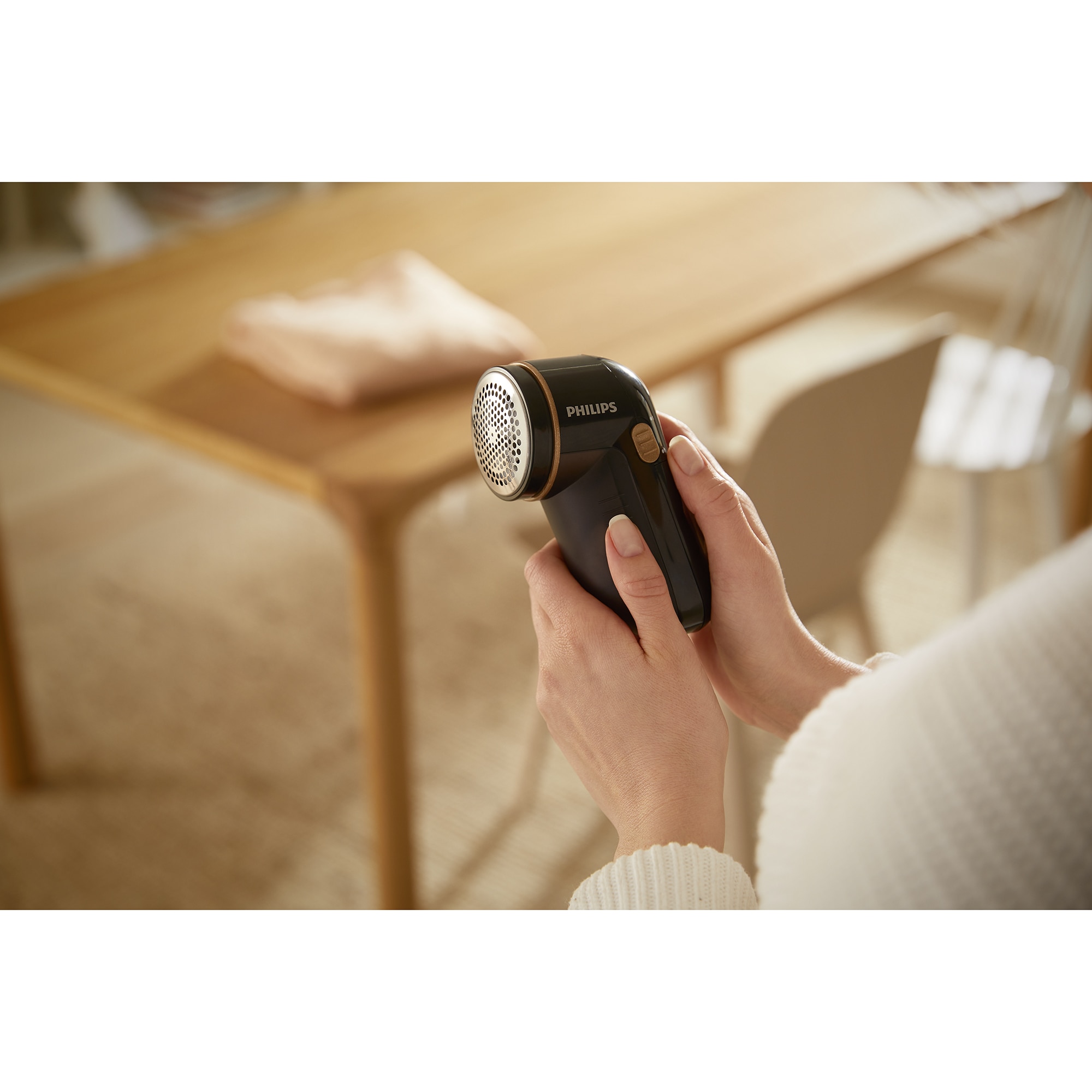 Aspirator de scame Philips GC026/80, negru-auriu, cu recipient detasabil, alimentare cu 2 baterii AA