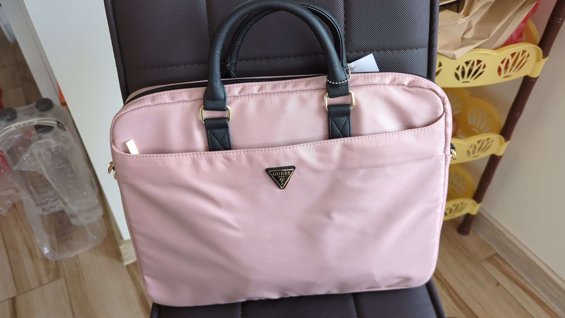 Geanta Guess Nylon Triangle Logo compatibila cu laptop 16 inch Pink