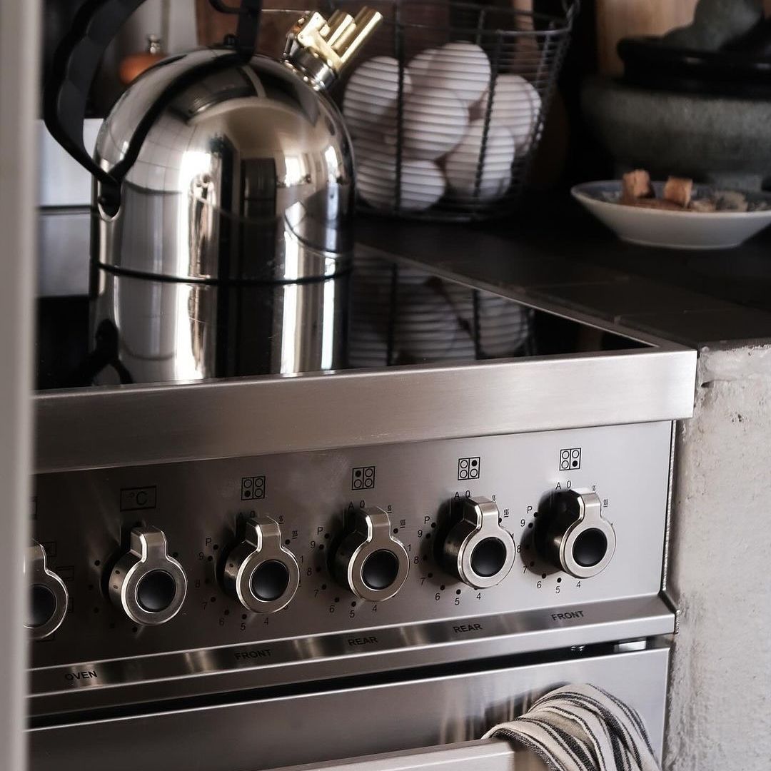 Aragaz premium cu plita pe inductie si cuptor electric Bertazzoni, 60 cm, colectie Professional, 4 zone de gatit, 9 trepte de putere+Booster, cuptor 69 litri, 11 moduri gatire, indicator caldura reziduala, panou de control tactil si mecanic, portocaliu