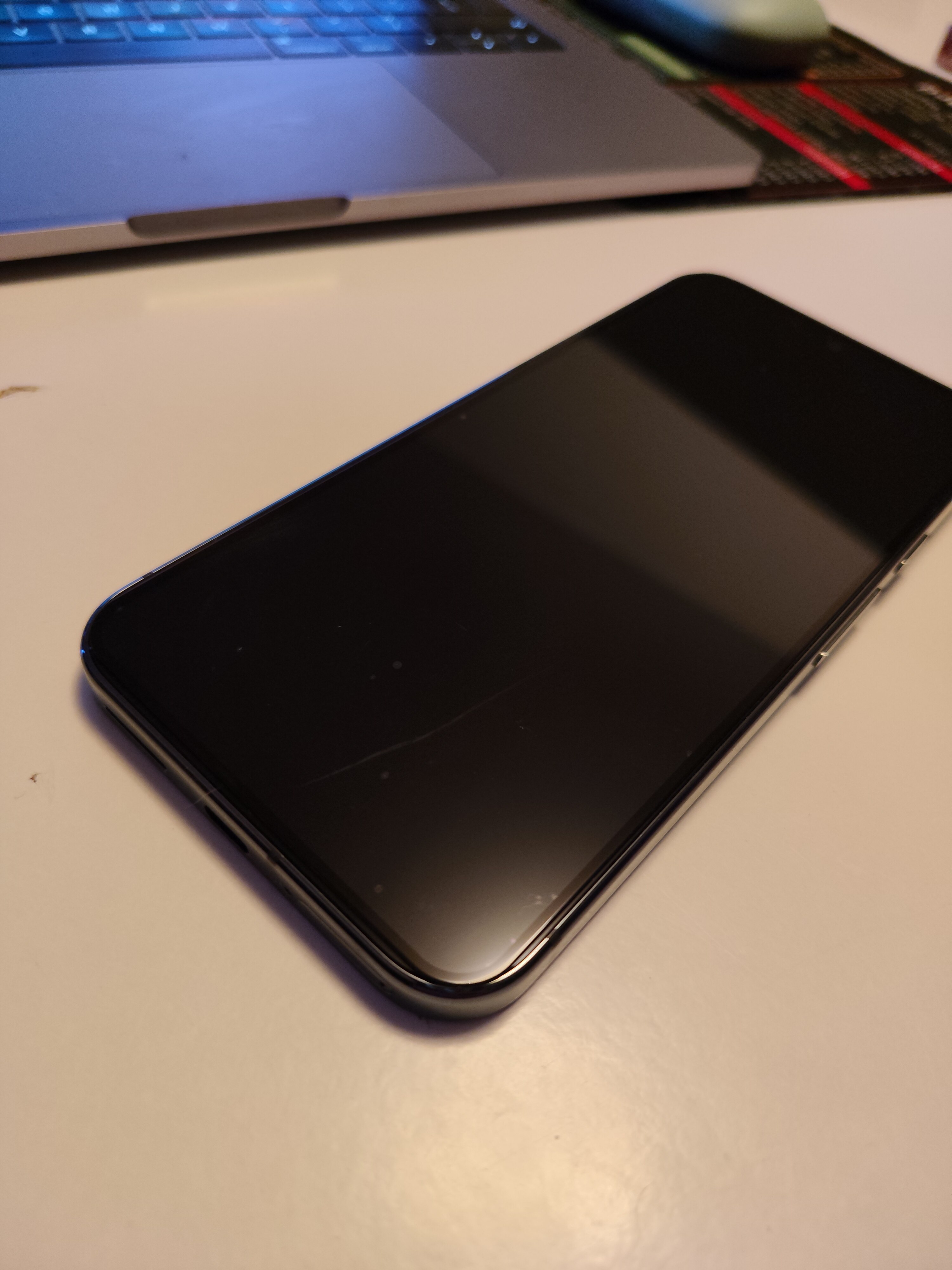Folie Sticla CASEY STUDIOS™ compatibila cu Google Pixel 8 Pro, Full Cover 3D, Full Glue, Duritate Militara, Ultra HD, Anti Zgarieturi, Anti Amprente, Anti Socuri, Margini Negre