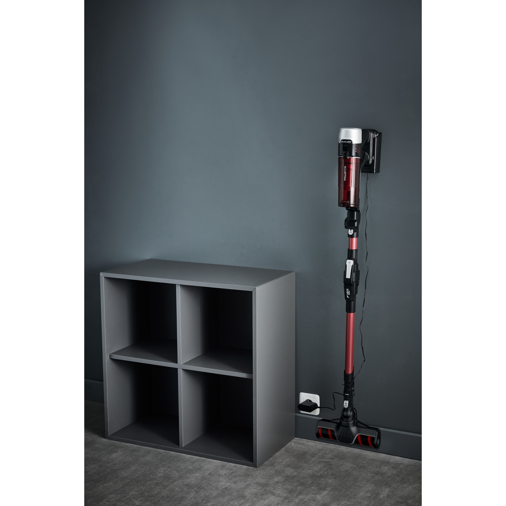 Aspirator vertical Rowenta X-Force Flex 9.60 Allergy RH2048WO, 250W, 100 air watts, 45 minute autonomie, iluminare LED, functie Boost, 3 trepte de putere, statie de incarcare, negru & violet