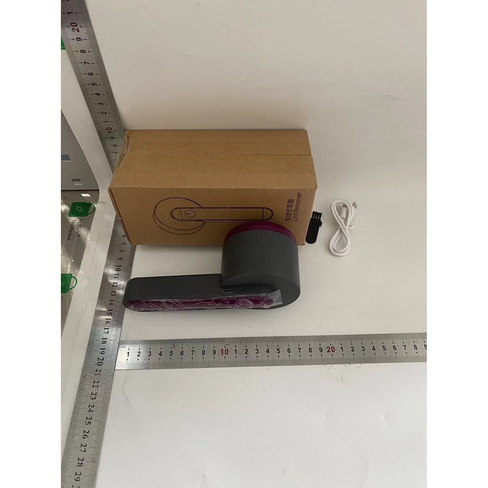 Aparat Pentru Curatat Scame, Par Si Praf, Flippy, Trimmer pentru Diferite Tipuri De Material, Cu Lame Din Otel Inoxidabil, Maner Ergonomic, Incarcare Prin USB, Negru Mov