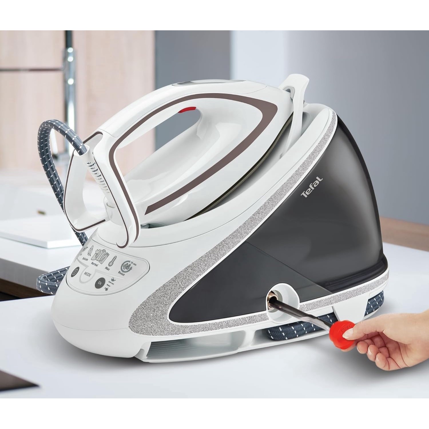 Statie de calcat Tefal Pro Express Ultimate GV9567, 2600W, 7.7 bari, jet de abur 500 g/min, alb/negru