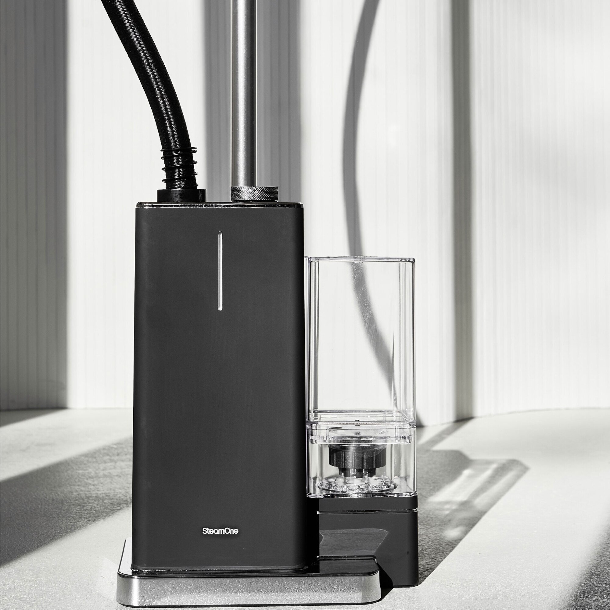 Aparat de calcat vertical 2000W 1.2 litri STEAM ONE L.26.8 l.16.8 H.34 negru
