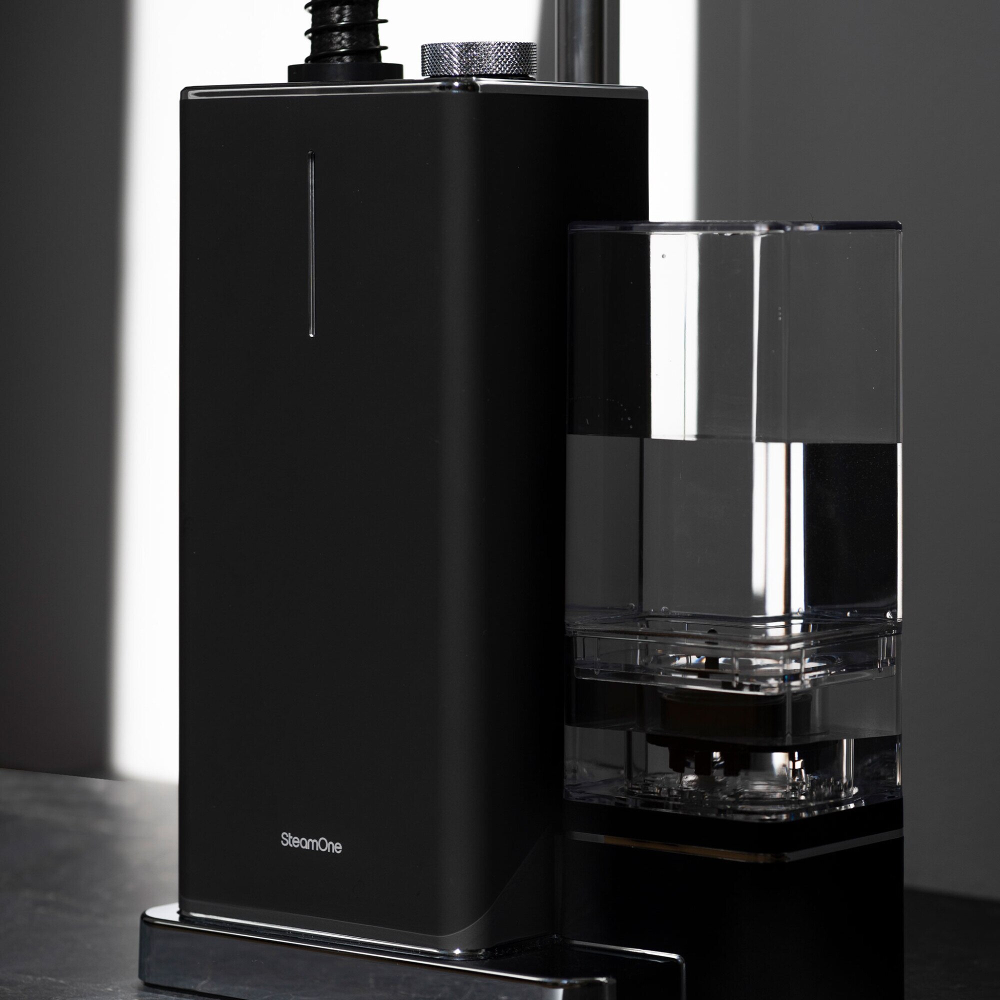 Aparat de calcat vertical 2000W 1.2 litri STEAM ONE L.26.8 l.16.8 H.34 negru