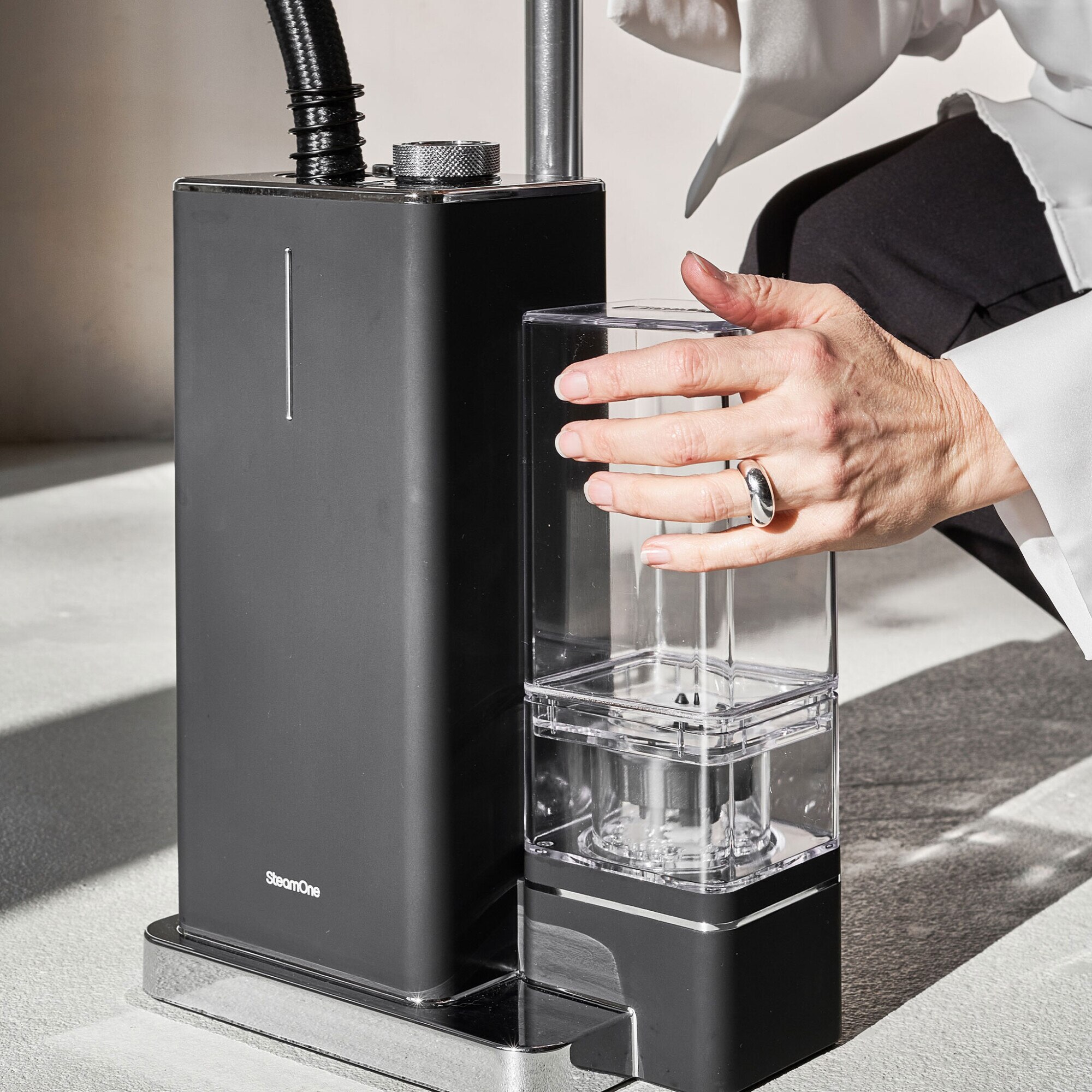 Aparat de calcat vertical 2000W 1.2 litri STEAM ONE L.26.8 l.16.8 H.34 negru