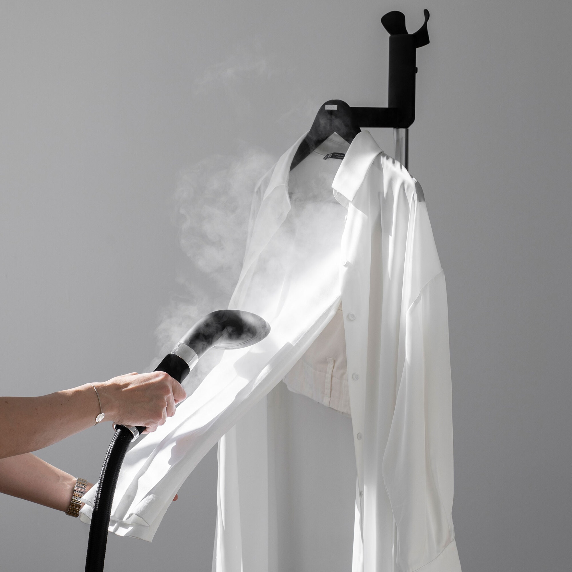 Aparat de calcat vertical 2000W 1.2 litri STEAM ONE L.26.8 l.16.8 H.34 negru