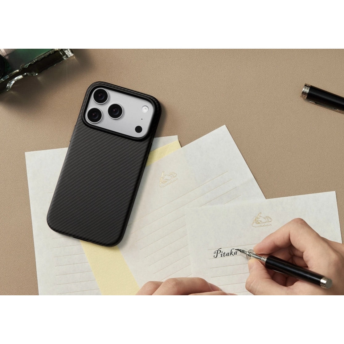Carcasa Pitaka Aramid UltraGuard compatibila cu iPhone 17 Pro, Negru/Gri
