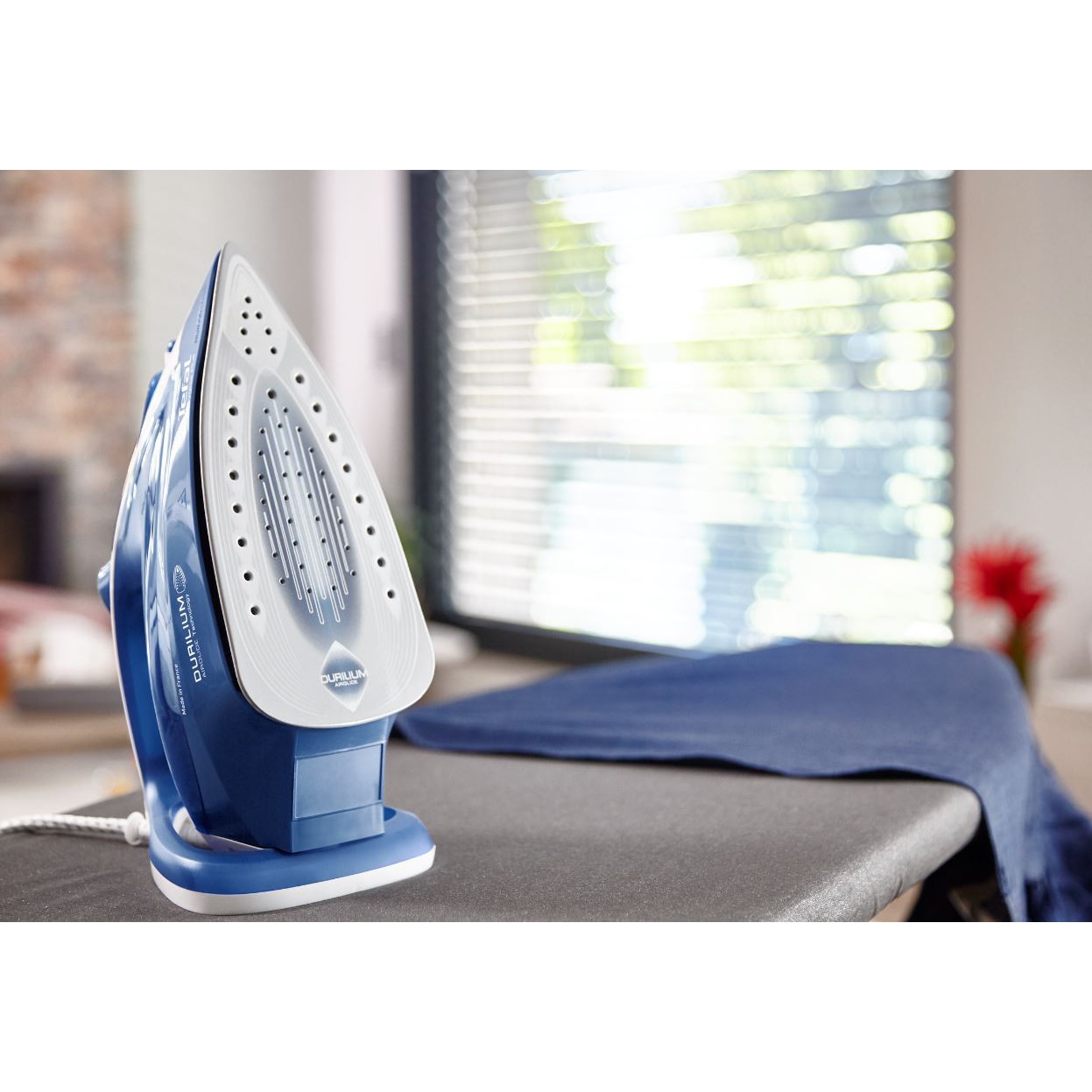 Fier de calcat Tefal EasyGliss Plus FV5735E0, 2500 W, talpa inox, 0.27 litri, 220 g/min, abur vertical, sistem anti-calcar, sistem anti-picurare, oprire automata, alb cu albastru