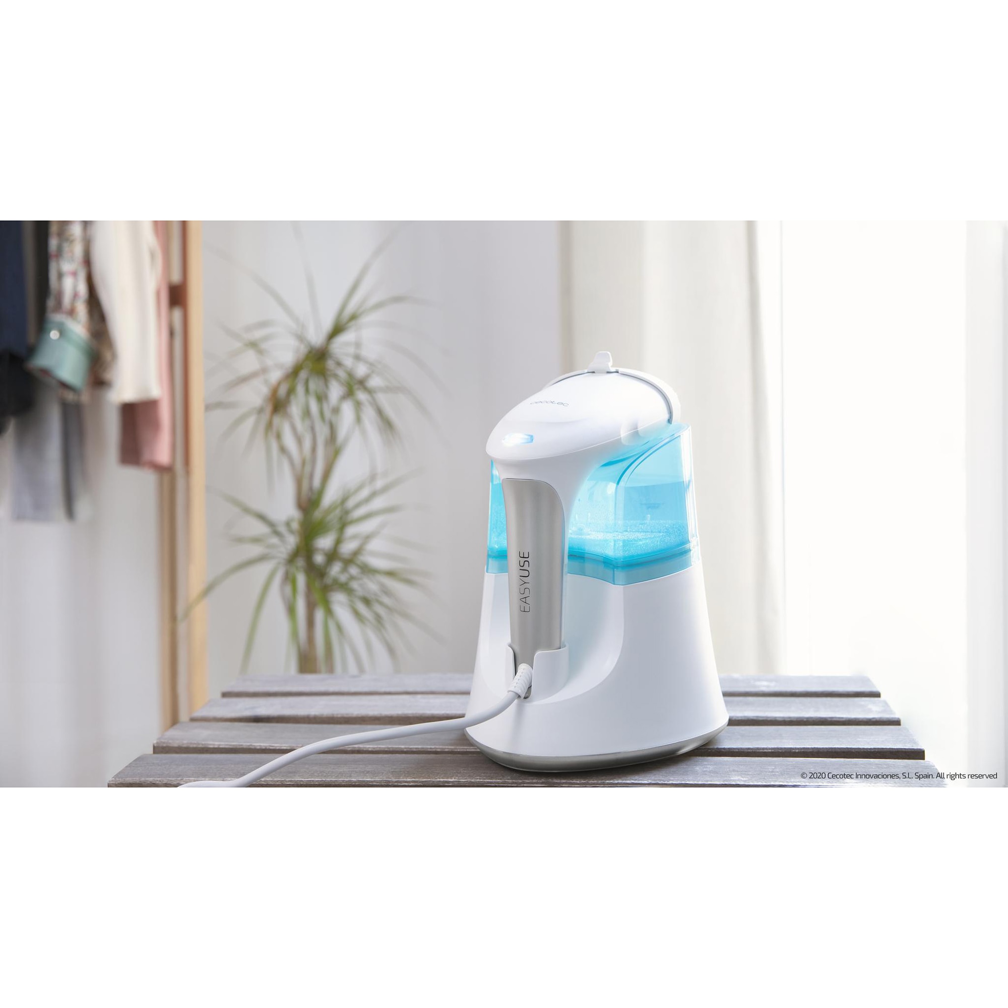 Cecotec Fier de calcat vertical cu abur SmoothForce 2000 Smart, 1200 W, elimina cutele, mirosurile si dezinfecteaza, se incalzeste in 35 de secunde